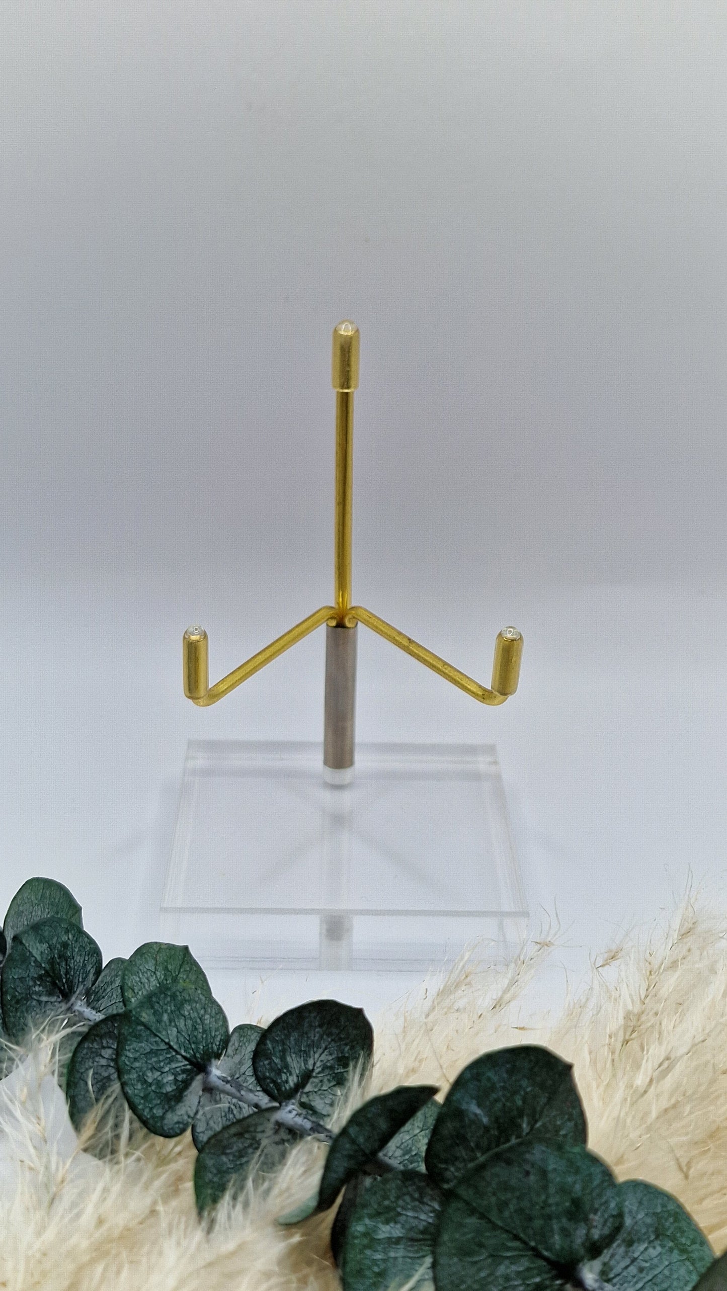 Ständer auf Acrylglas in Gold