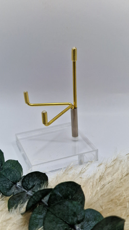 Ständer auf Acrylglas in Gold