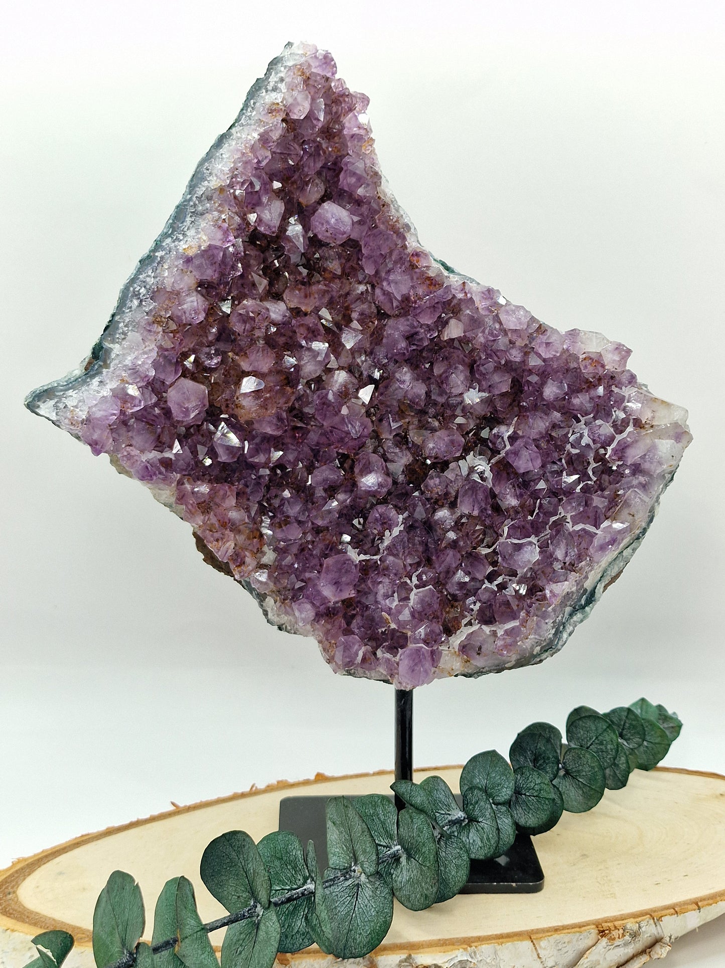 Amethyst mit Goethit-Einschlüssen auf Ständer 💜 AG99