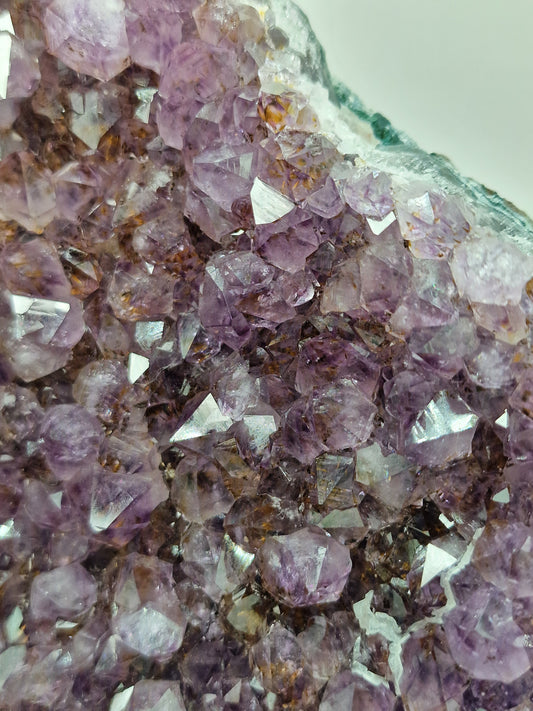 Amethyst mit Goethit-Einschlüssen auf Ständer 💜 AG99