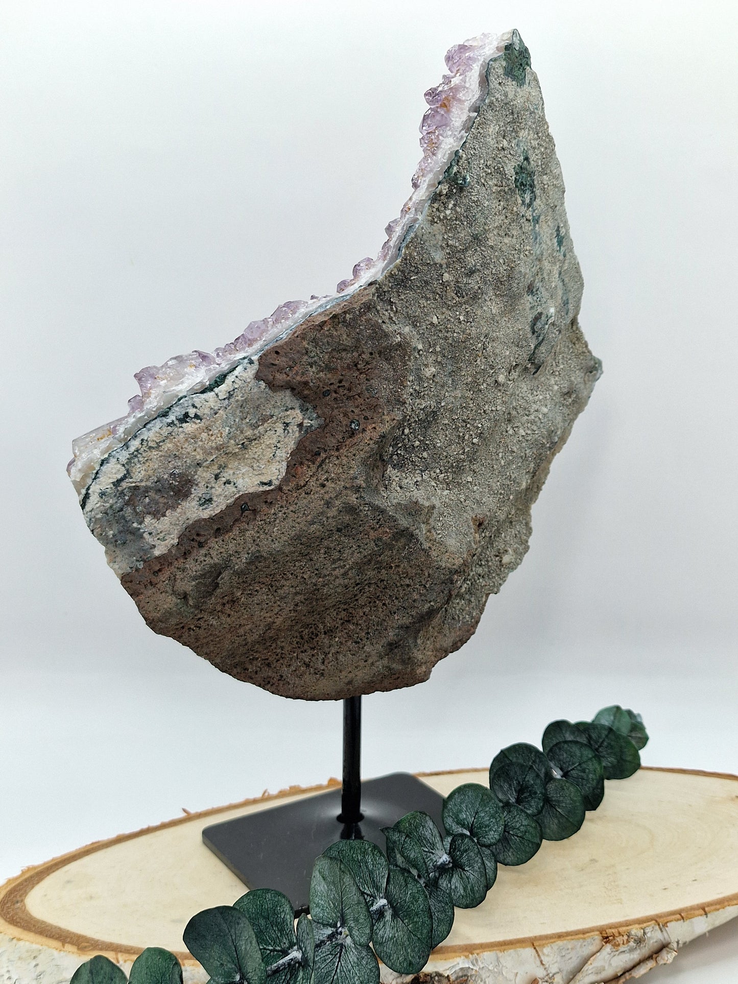 Amethyst mit Goethit-Einschlüssen auf Ständer 💜 AG99