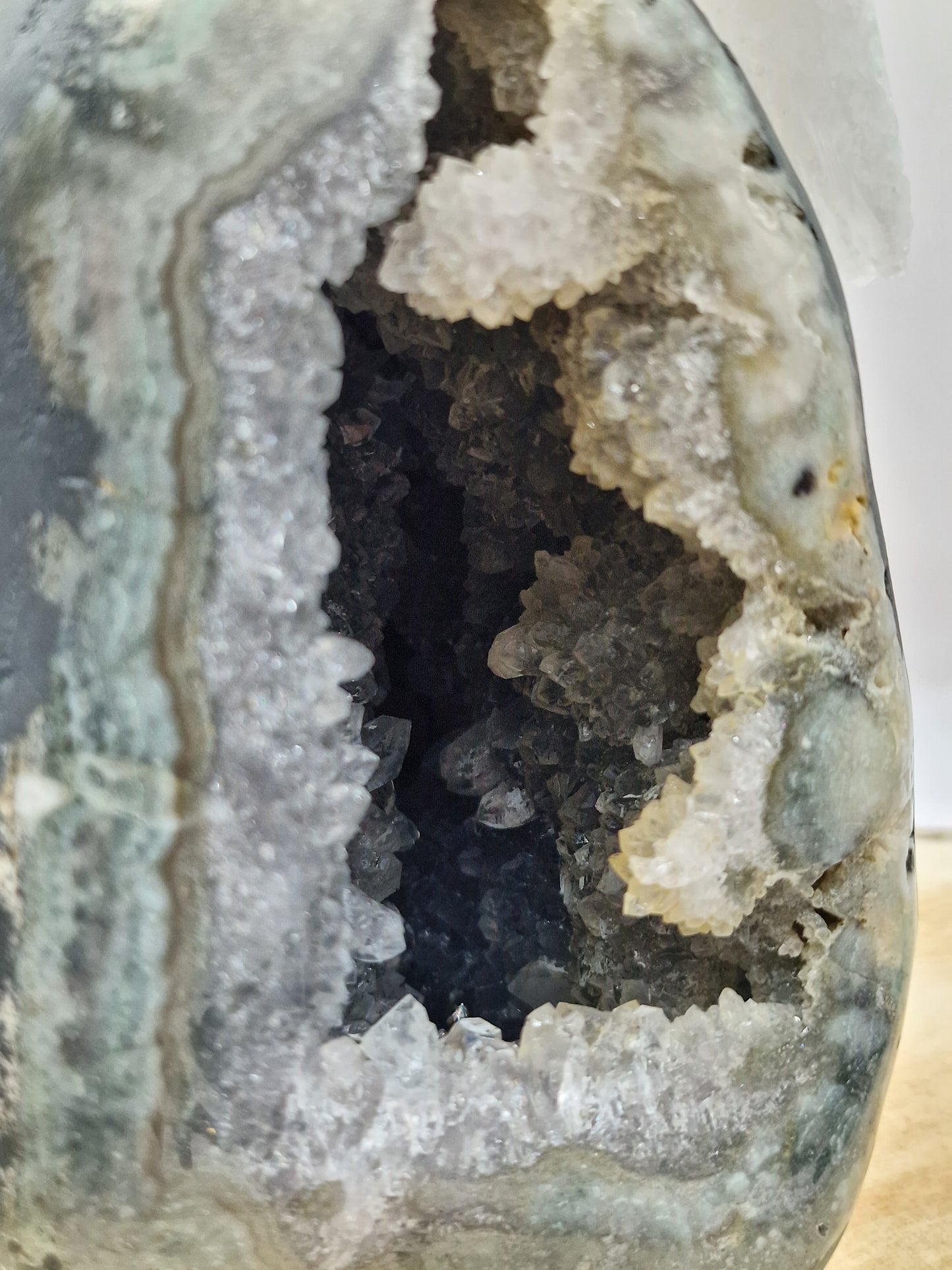 Kakadu auf Amethystgeode 🐦 VB159