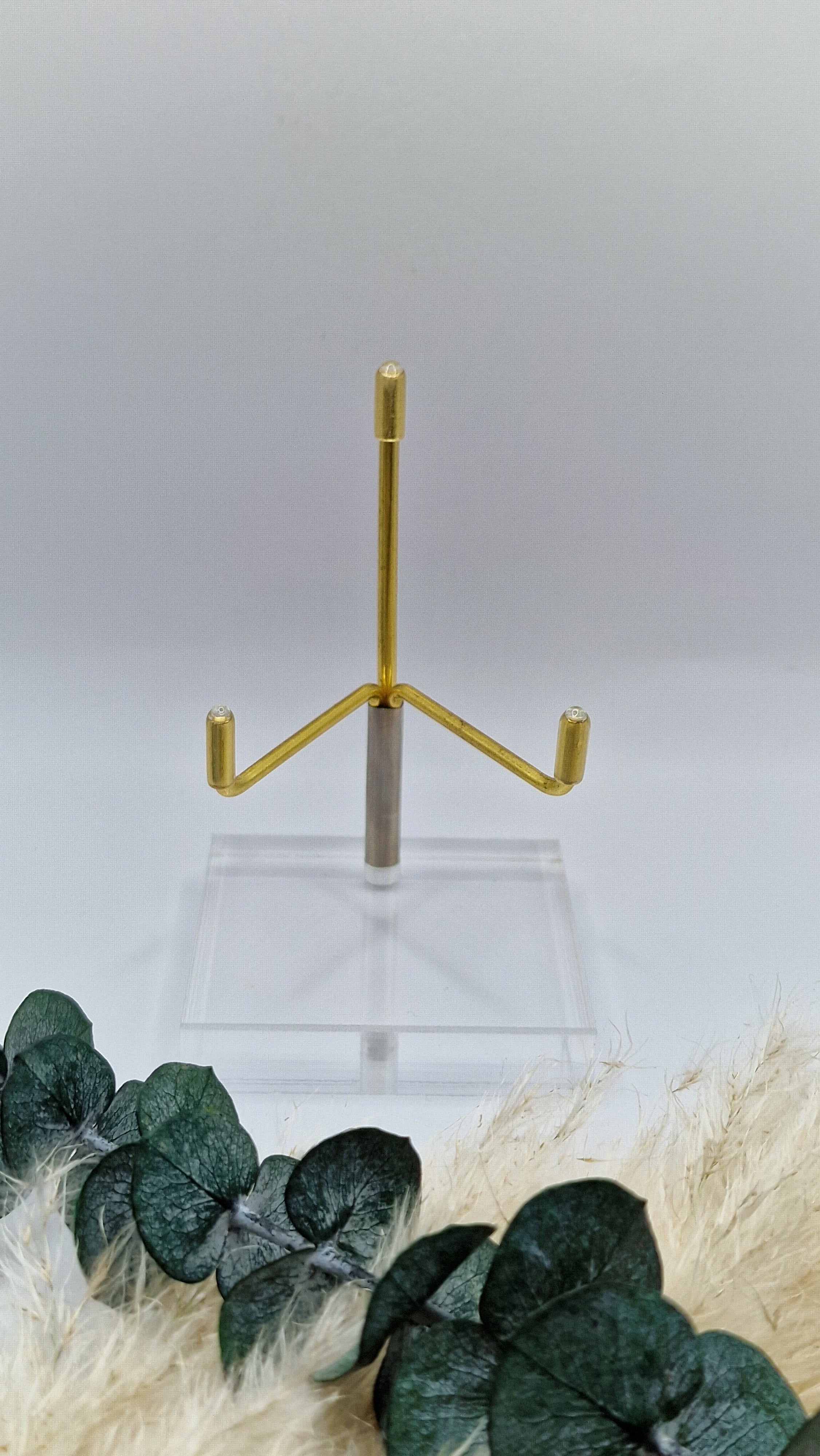 Ständer auf Acrylglas in Gold