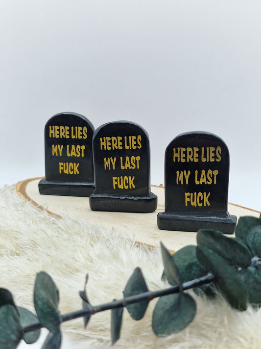 Grabstein 'Here lies my last fuck' 🖤