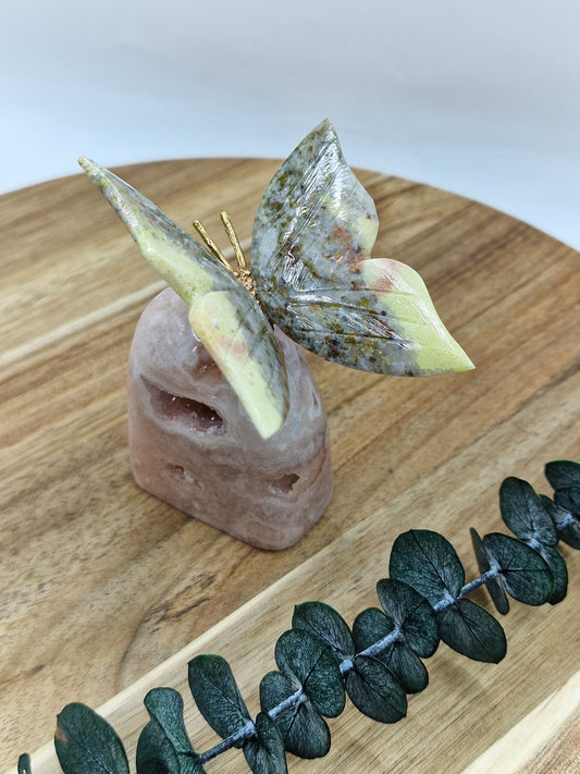 Serpentin Schmetterling auf Pink Amethyst 🦋 J48