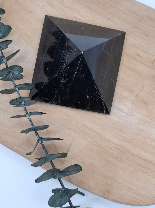 Schwarzer Turmalin Pyramide 🖤  AH63