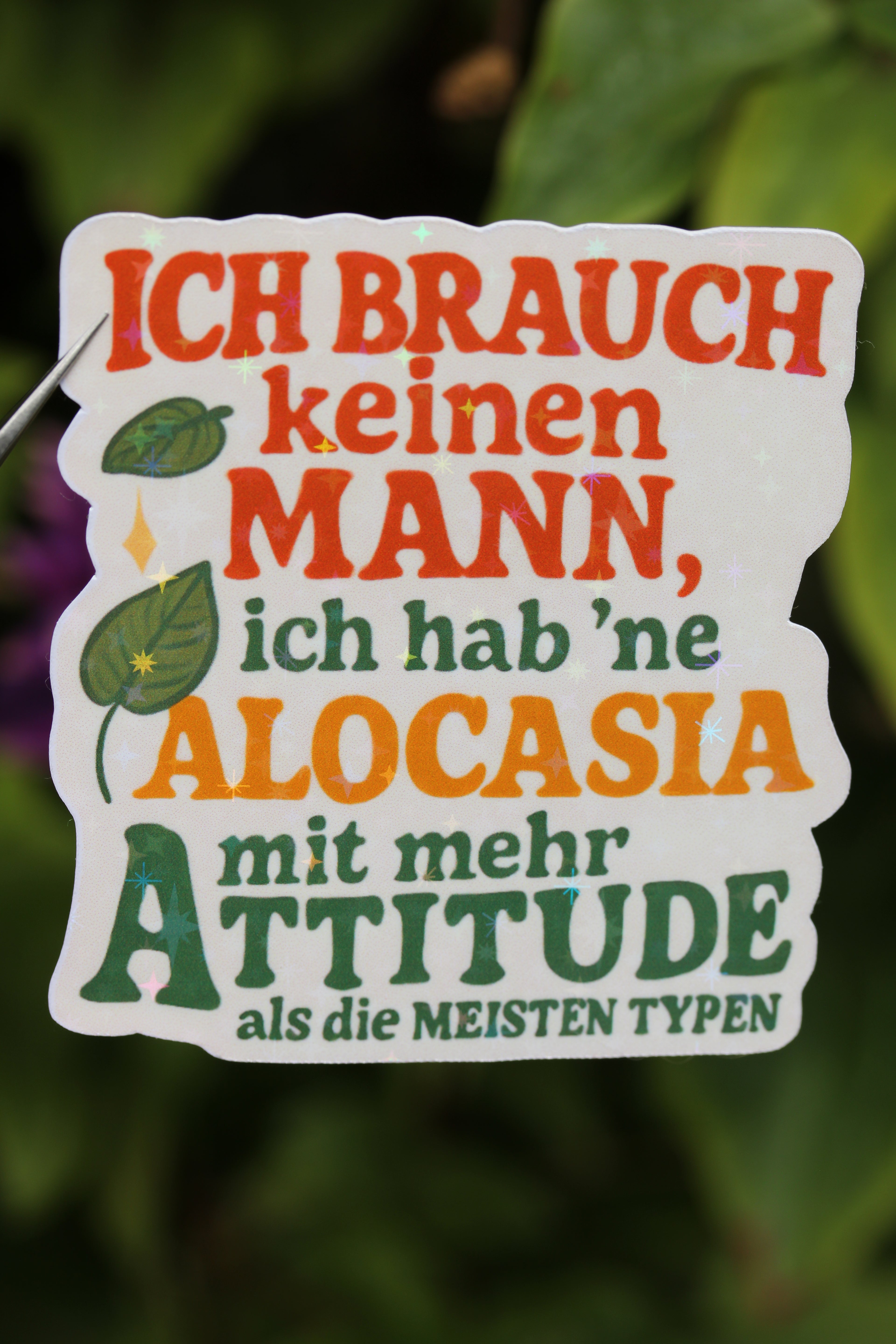 "Ich Brauch Keinen Mann, Ich Hab 'Ne Alocasia Mit Mehr Attitude Als Die Meisten Typen" - Sticker/Magnetisches Lesezeichen 🌱