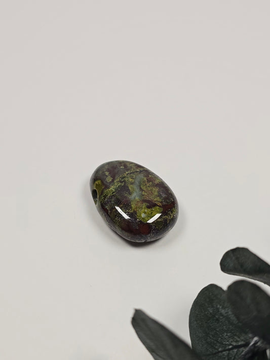 Drachenblutjaspis Anhänger gebohrt 🐉